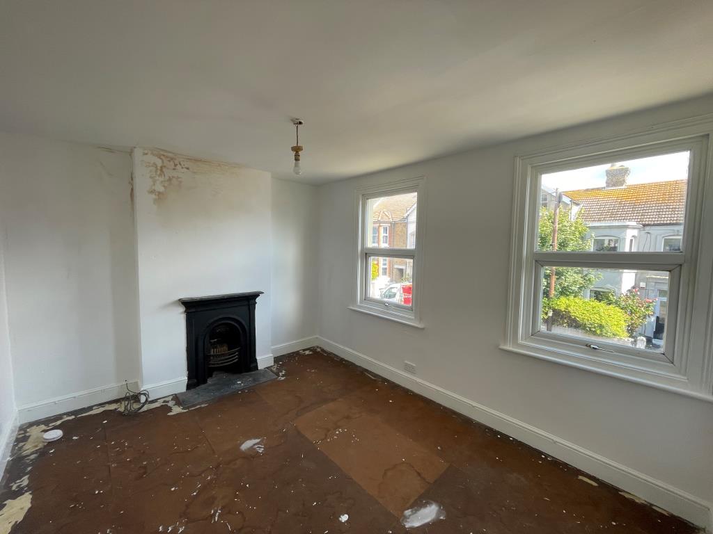 Lot: 51 - TWO-BEDROOM SEMI-DETACHED IN GOOD LOCATION - Bedroom to front with fireplace